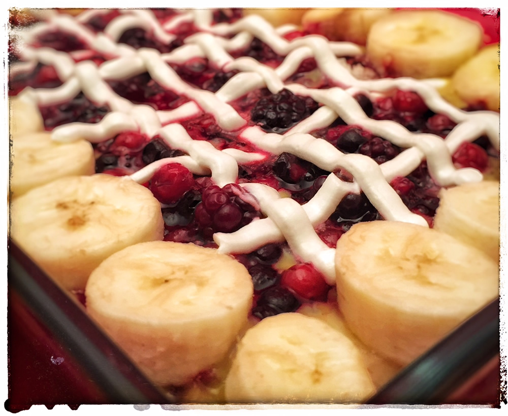 Torta di frutta con crema e panna